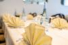 Gedeckter Tisch im Restaurant Bürgerstube in Velbert mit gefalteten Servietten und Getränkeflaschen