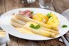 Weißer Spargel mit Kartoffeln, Schinken und Sauce Hollandaise in der Bürgerstube Velbert